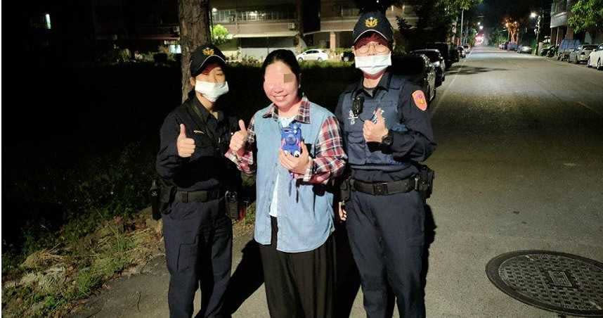 菲籍女子在旗山遺失手機後急哭了，警方花20分鐘尋獲手機，讓她破涕為笑。（圖／讀者提供）