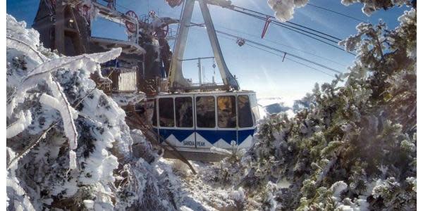 21 personas recibieron el nuevo año atrapadas en un teleférico en EEUU 