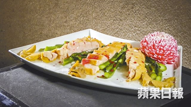 新菜單雖加入不少新派菜式，但亦保留如江南百花雞等傳統粵菜。
