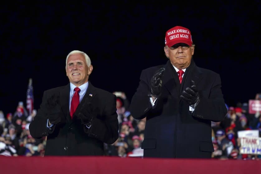 El entonces presidente Donald Trump (der) y su vice Mike Pence durante un acto de la campaña presidencial en Grand Rapids (Michigan) el 2 de noviembre del 2020. (AP Photo/Evan Vucci, File)