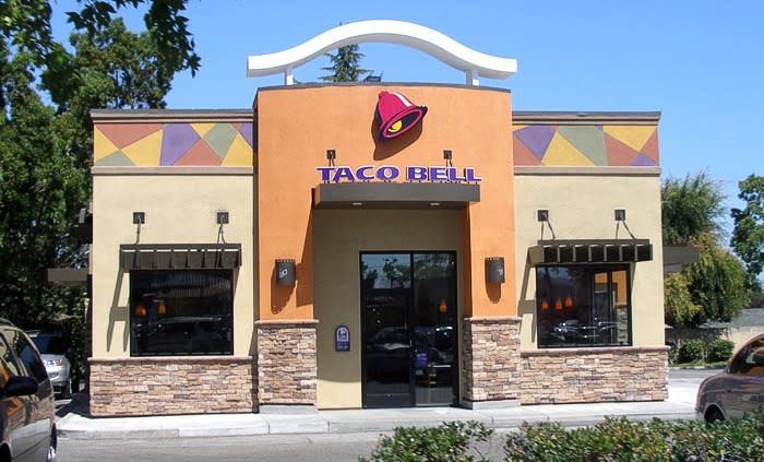 Laut Wikipedia existieren weltweit 6.100 Taco-Bell-Filialen. Die Kette stand in USA wegen schlechter Arbeitsbedingungen lange in der Kritik von Linken und Gewerkschaftern. (Bild: Wikipedia)