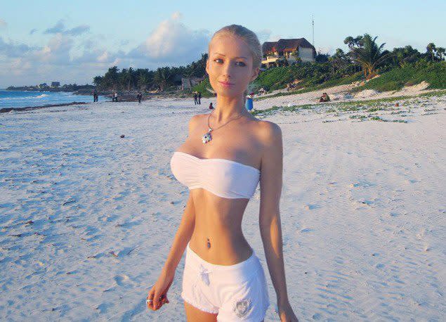 La modelo ucraniana Valeria Lukyanova, nacida en Odessa, y quien se ha convertido en un tema viral en Internet. Tiene un canal en Youtube, llamado Amatue, al igual que una página web en ruso donde expone sus ideas, sus fotos y su música. ¿Qué les parece?