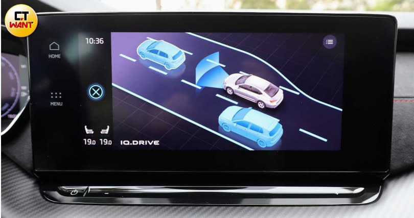 中控為10吋控觸控螢幕，可進行各種車輛設定與控制。（圖／方萬民攝）