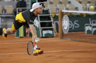 El argentino Diego Schwartzman devuelve ante el austríaco Dominic Thiem en los cuartos de final del Abierto de Francia, el martes 6 de octubre de 2020, en París. (AP Foto/Michel Euler)