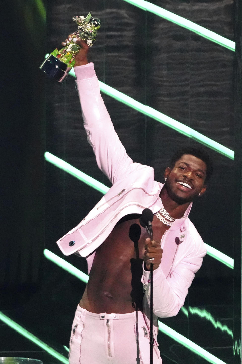 Lil Nas X recibe el premio al video del año por "Montero (Call Me By Your Name)" en la ceremonia de los Premios MTV a los Videos Musicales, el domingo 12 de septiembre de 2021 en el Barclays Center en Nueva York. (Foto por Charles Sykes/Invision/AP)