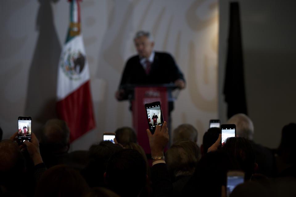 Numerosas personas fotografían al presidente de México, Andrés Manuel López Obrador, durante una conferencia de prensa en la ciudad norteña de Tijuana, el domingo 6 de enero de 2019. (AP Foto/Daniel Ochoa de Olza)