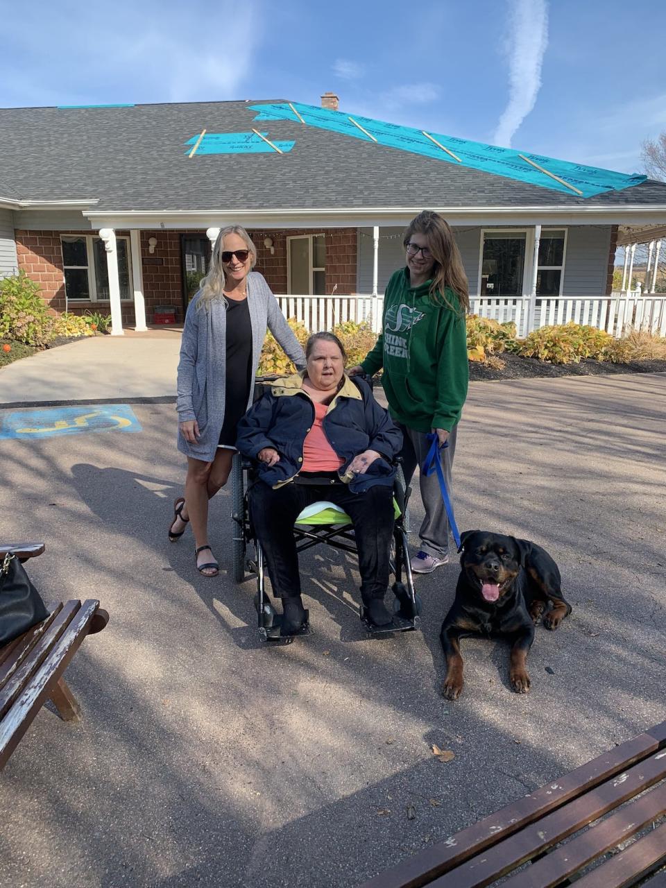 Elaine Guyan, centre, is pictured with daughter Darla Brown, left, and granddaughter Ceara Drinkwalter. Guyan doesn't qualify for subsidized assisted living in B.C. because of the province's residency requirements.  (Submitted by Darla Brown - image credit)