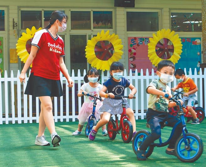 中央流行疫情指揮中心近期大規模施打疫苗，並要求如幼兒園、補習班等從業人員應接種疫苗14天後，或提供篩檢陰性證明才能工作。（本報資料照片）