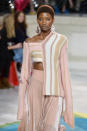 <p>Como puedes ver, los pendientes de formas irregulares también se imponen. Toma nota de este par de Peter Pilotto en el que un arete en blanco se combina con uno en fucsia y rosa. El mix perfecto para portar con un <em>outfit </em>rosado. – <em>Foto: Jeff Spicer/Stringer/Getty Images </em> </p>