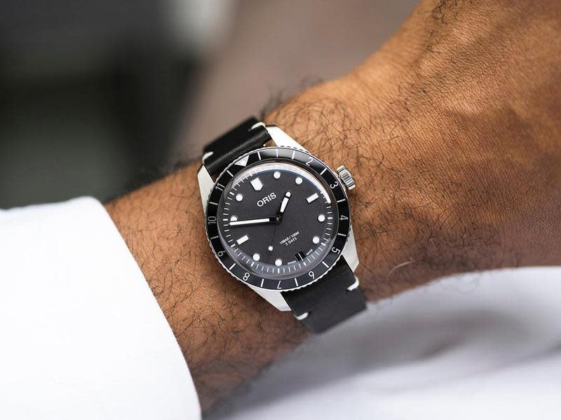ORIS最新發表的Divers Sixty-Five 12H Calibre 400，在維持手錶簡潔樣貌的同時，又能擁有判別第二地時區的機制，在設計「取與捨」之間做出最佳示範。 定價約NT$94,000（皮帶款）；NT$100,000（鍊帶款）。