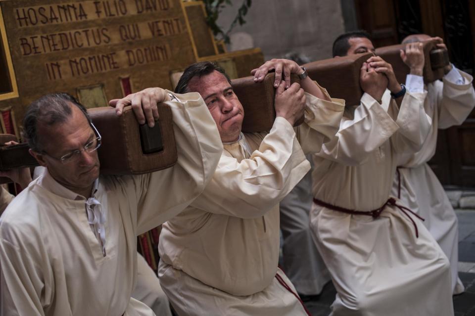 Penitents take part in the procession during Palm Sunday, prior to Spain Holy Week, in Pamplona, northern Spain, Sunday April 13, 2014. Spanish devoted Catholics take part in a lot of religious ceremonies during Holy Week. (AP Photo/Alvaro Barrientos)