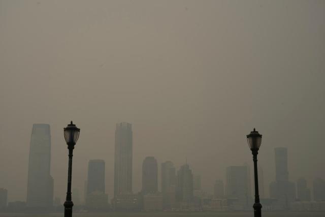 Yankee Stadium smoke: See how Canadian wildfires created eerie scene for  Yankees vs. White Sox game