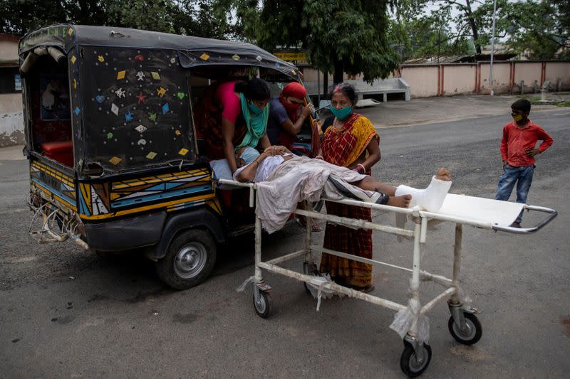 Wider Image: Last doctor standing: Pandemic pushes Indian hospital to brink