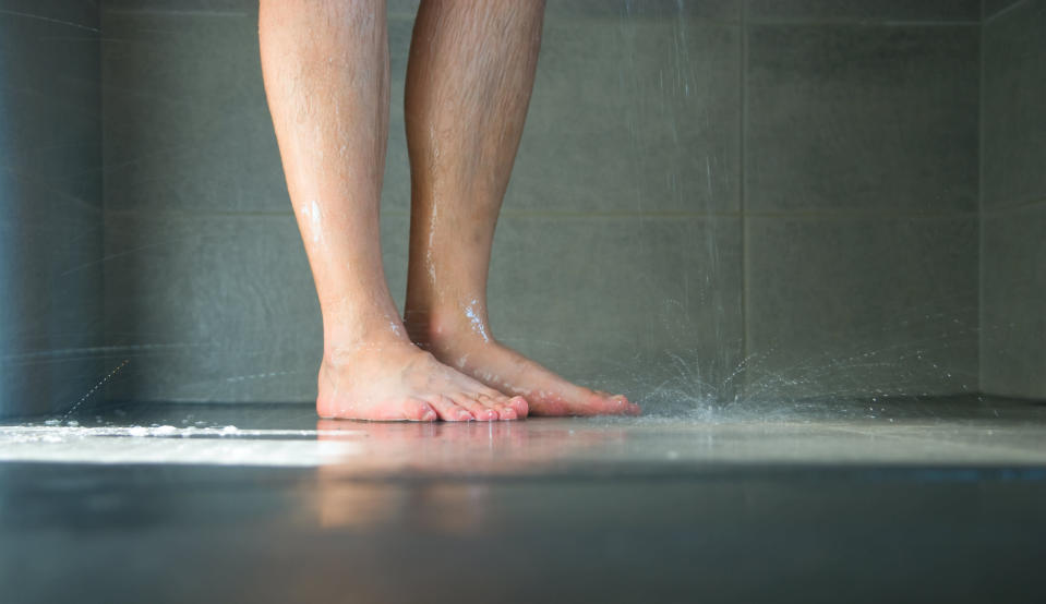 Die Füße werden beim Duschen oft vergessen. Ein Fehler? (Symbolbild: Getty Images)