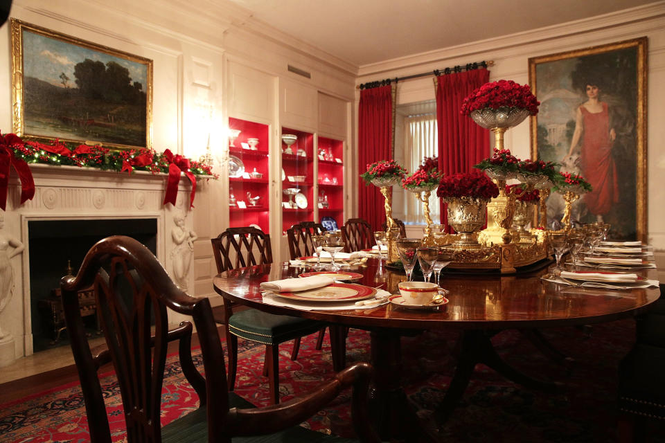 <p>Place setting are seen on a dining table in the China Room at the White House during a press preview of the 2017 holiday decorations Nov. 27, 2017 in Washington, D.C. (Photo: Alex Wong/Getty Images) </p>