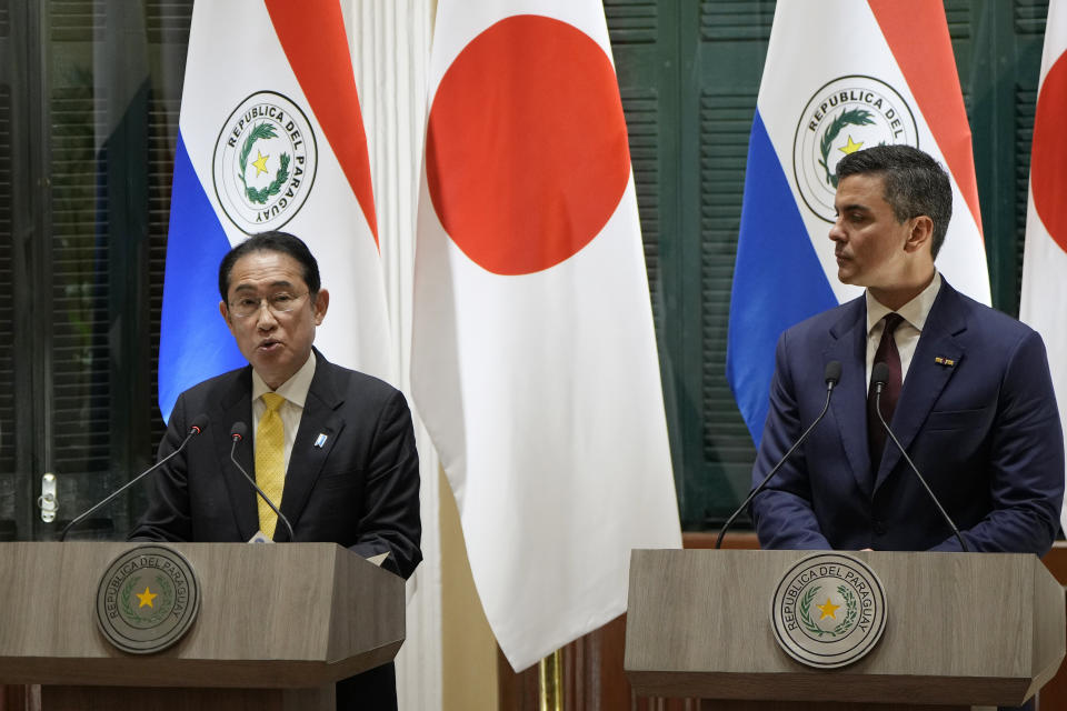 El primer ministro de Japón, Fumio Kishida, a la izquierda, en una conferencia de prensa conjunta con el presidente de Paraguay, Santiago Peña, en el palacio presidencial en Asunción, Paraguay, el viernes 3 de mayo de 2024. (AP Foto/Jorge Sáenz)