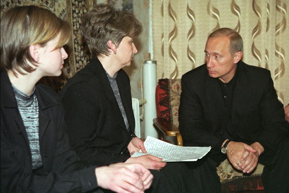 Präsident Putin spricht am 22. August 2000 mit der Witwe und der Tochter von Kursk-Kommandant Gennadij Ljatschin (Bild: ITAR-TASS/Pool/AFP)