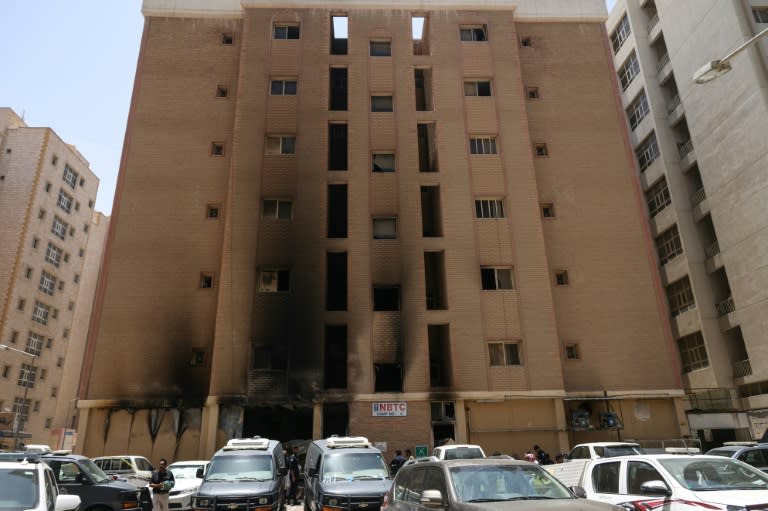 Vista del edificio incendiado en las afueras de Kuwait, el 12 de junio de 2024 (YASSER AL-ZAYYAT)