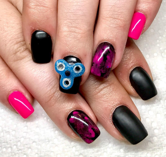 <p>¿Fan de los <em>fidget spinner</em>? Pues ahora puedes llevarlos contigo en tus propias uñas. Foto: Instagram.com/anywherebeauty </p>