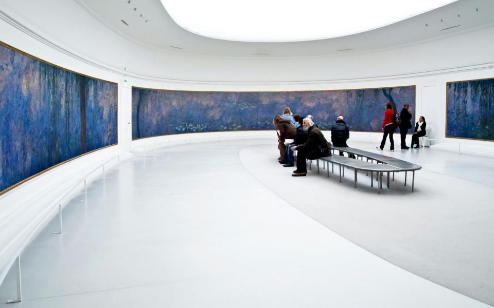 Το Musée de l'Orangerie είναι περισσότερο γνωστό ως το μόνιμο σπίτι δύο σειρών μεγάλων τοιχογραφιών νούφαρων του Claude Monet