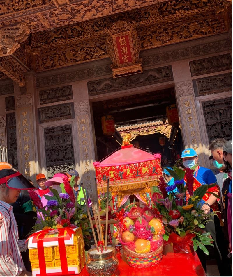 去年白沙屯媽的粉紅超跑，停駕在大甲鎮瀾宮。（圖／寶島神很大）