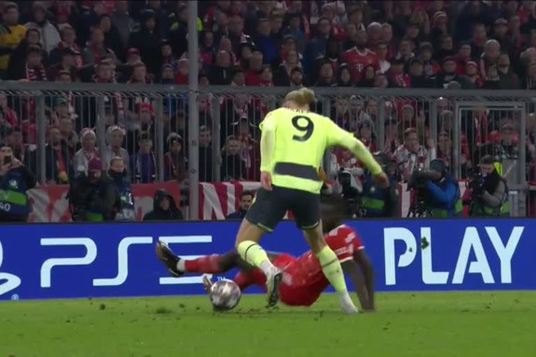 Dayot Upamecano se resbaló, Erling Haaland no perdió tiempo y enseguida anotó el 1-0 para el Manchester City ante Bayern Munich