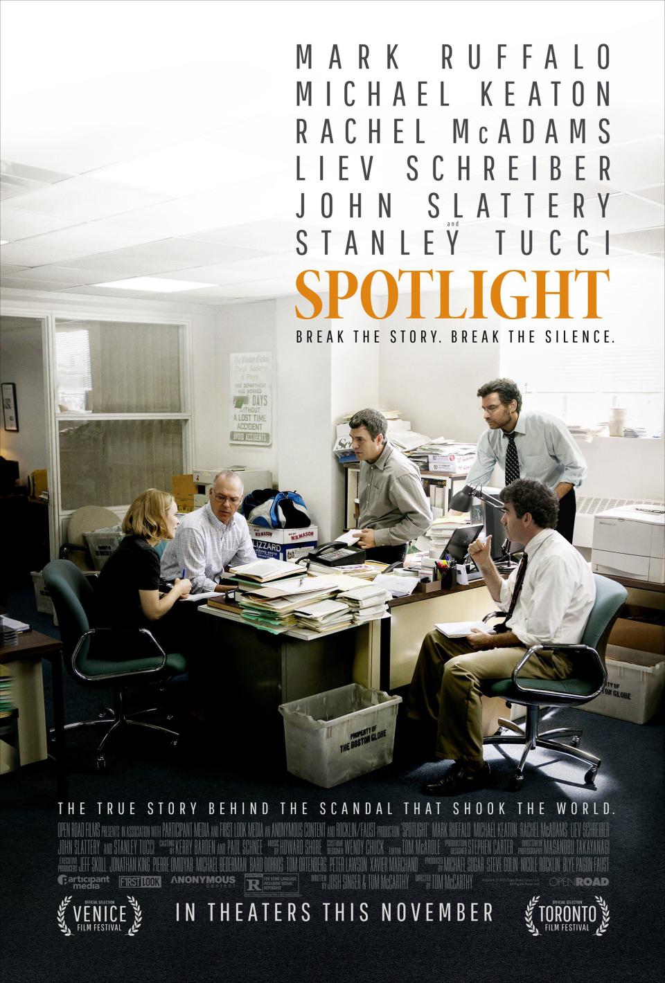 SPOTLIGHT, US poster, from left: Rachel McAdams, Michael Keaton, Mark Ruffalo, Liev Schreiber (standing), Brian d'Arcy James, 2015. ©Open Road Films/Courtesy Everett Collection