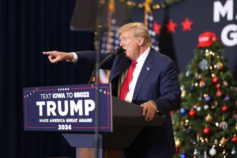 El candidato presidencial republicano y expresidente de Estados Unidos, Donald Trump, habla en un evento de campaña el 19 de diciembre de 2023 en Waterloo
