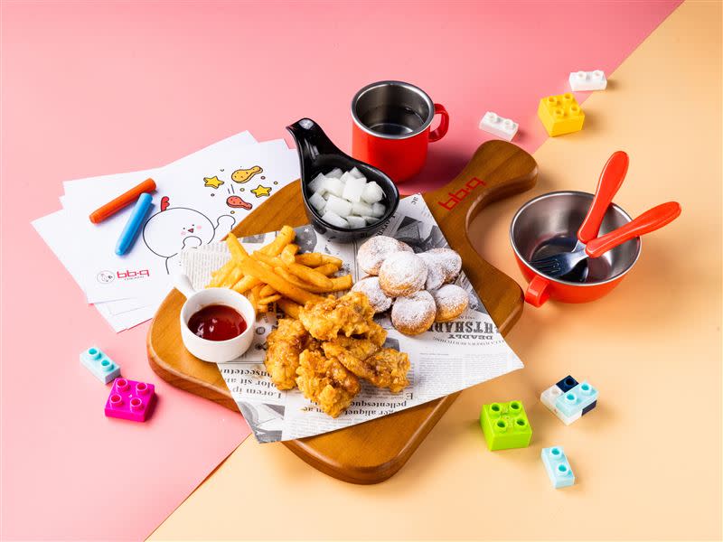 bb.q CHICKEN 3月22日起推出韓式「童樂套餐」。（圖／必勝客提供）