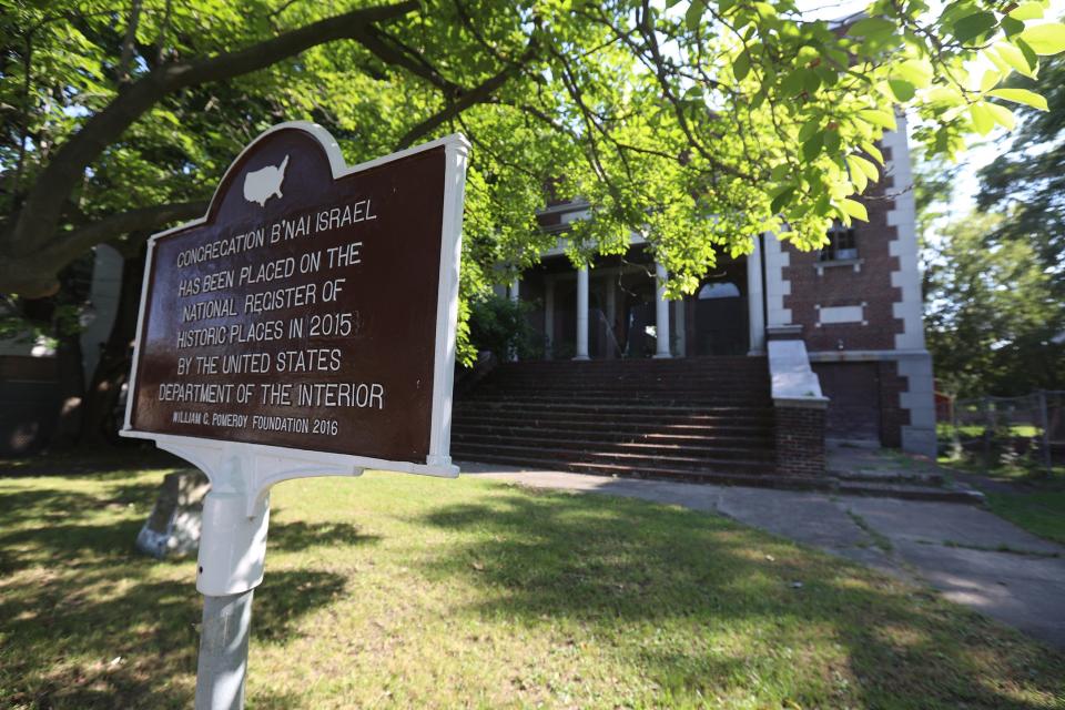 A sign noting that it was placed on the National Register of Historic Places was erected in front of  B'nai Israel Achavas Achim.