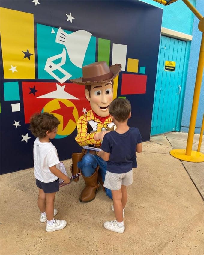 Eva González con su hijo en Disneyland