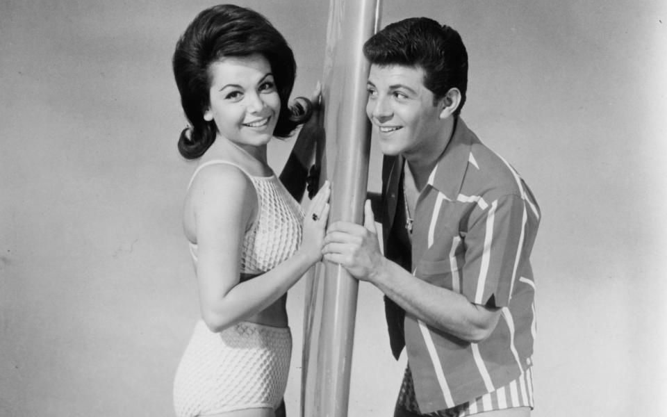 "Beach Party", "Muscle Beach Party", "Bikini Beach": Sängerin und Schauspielerin Annette Funicello war (gemeinsam mit Sänger Frankie Avalon, Bild) in den 60er-Jahren ein Teenie-Idol und Star zahlreicher Strandfilme. (Bild: American International Pictures/Getty Images)