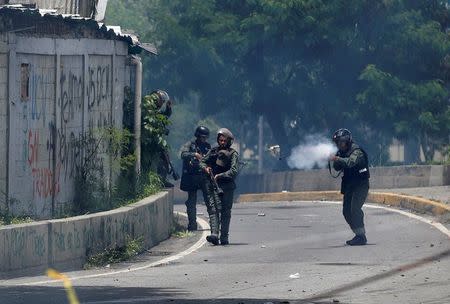 Riot security forces clashes with demonstrators participating in a strike called to protest against Venezuelan President Nicolas Maduro's government in Caracas, Venezuela, July 20, 2017. REUTERS/Andres Martinez Casares