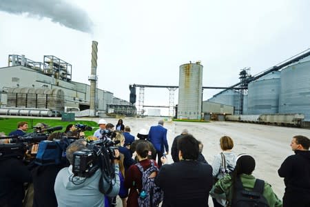 FILE PHOTO: Democratic 2020 U.S. presidential candidate and New York City Mayor Bill de Blasio leaves a press gaggle after touring a POET ethanol plant with former U.S. Secretary of Agriculture Tom Vilsack in Gowrie