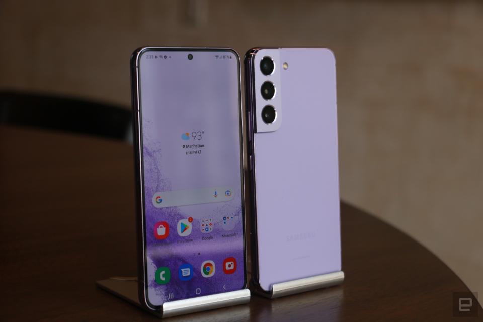 <p>A slightly off angle side view shot of a pair of the new Bora Purple Galaxy S22s, one facing front and one with its rear facing the camera.</p>

