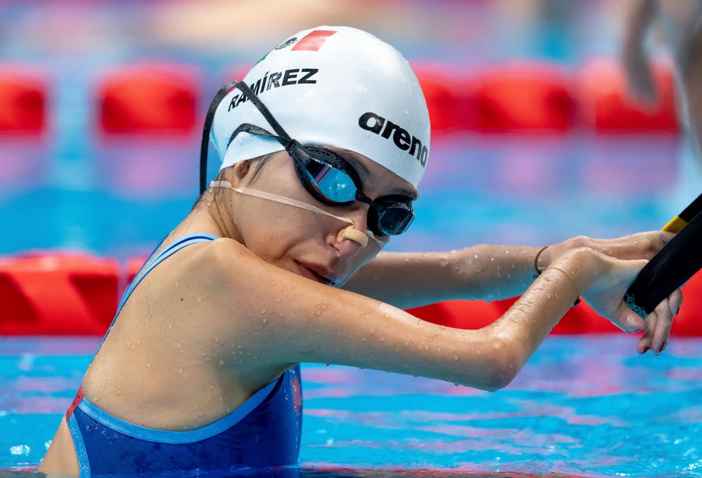 La mexicana Fabiola Ramírez compite en la final de natación de 100 metros espalda femenino en el Centro Acuático de Tokio durante los Juegos Paralímpicos de Tokio 2020 el miércoles 25 de agosto de 2021. (AP)