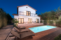 <p>The backyard features a sitting area and the pool is surrounded by a beautiful wooden deck, perfect for lying on to soak up that LA sun.</p>
