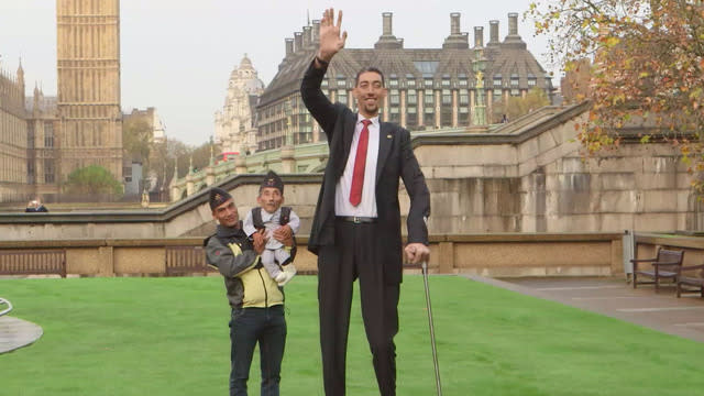 World's tallest and shortest men meet in London