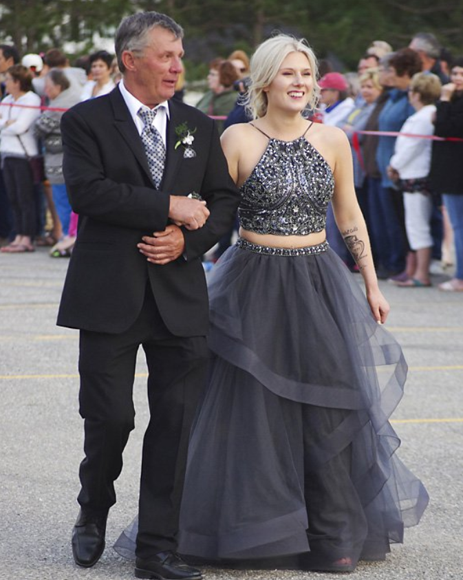 <span>Carson Curtis</span> and Mackenzie <span>Stewart</span> coordinated their stunning prom ensembles. (Photo: Courtesy of Elizabeth Curtis)