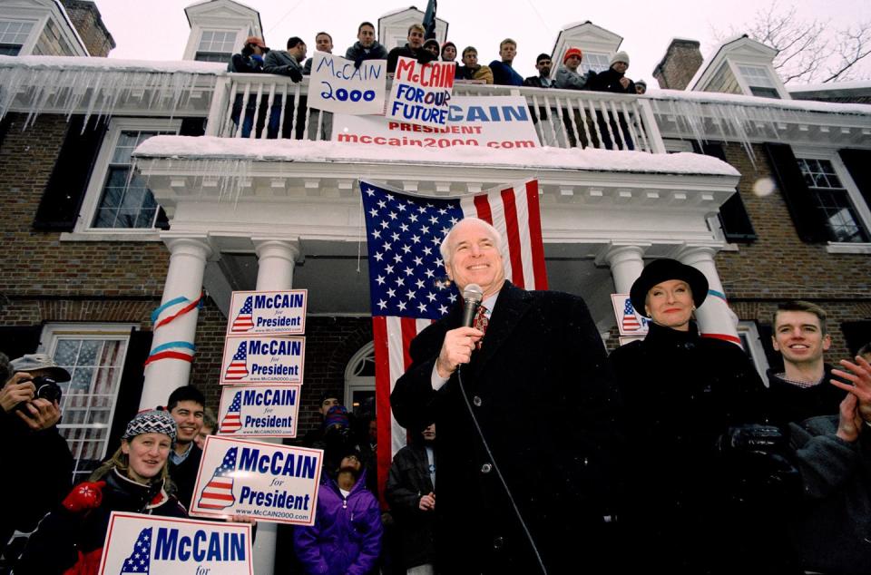 <p>John McCain campaigns in front of a Dartmouth College frat house, on January 31, 2000 in Hanover, New Hampshire.</p>