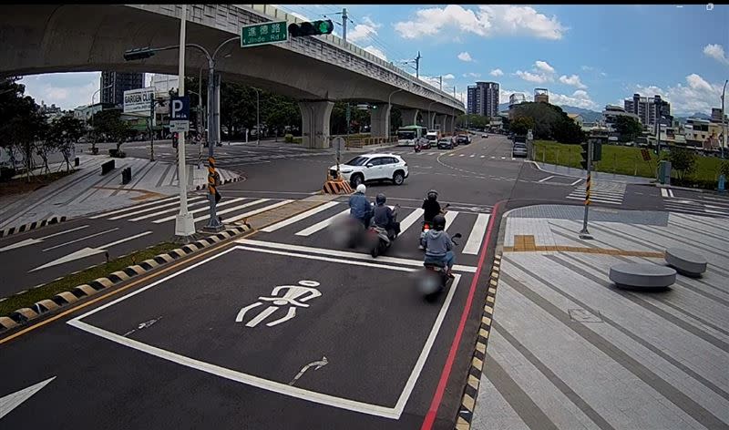 白色休旅車左轉時自撞分隔島之後，竟開始失控倒車不停轉圈。(圖／翻攝畫面)