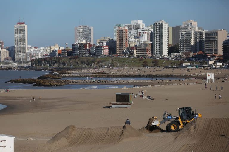 Maquinaria del Ente Municipal de Vialidad trabaja sobre la arena