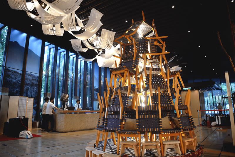 礁溪老爺永續聖誕樹由49張餐廳廢棄椅子打造而成，鼓勵珍惜物品廢棄物新生。（圖／飯店旅宿業者提供）