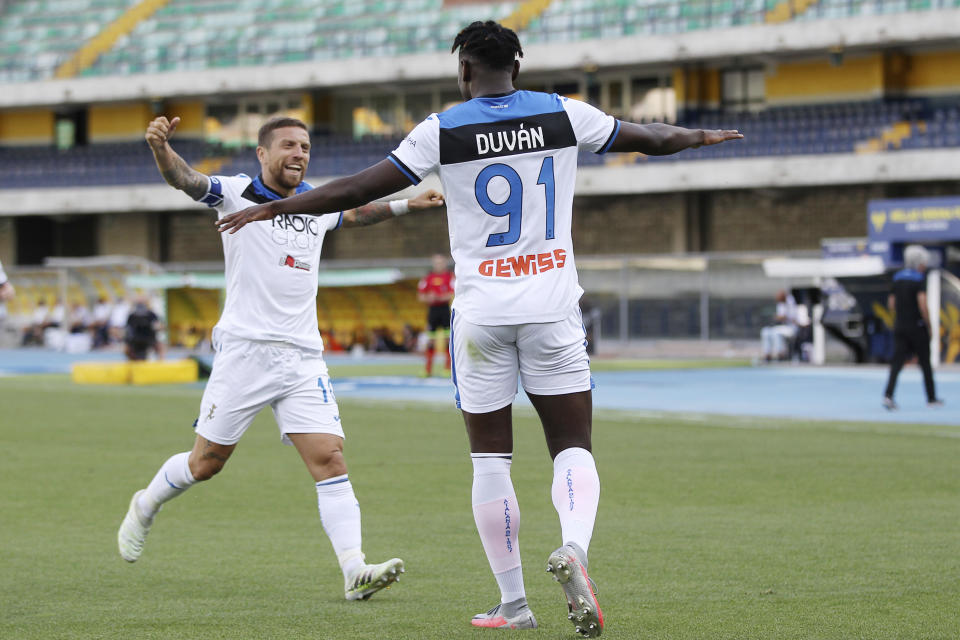 Duván Zapata (derecha) festeja con su compañero Alejandro Gómez tras anotar el primer gol del Atalanta en el partido contra Hellas Verona por la Serie A italiana en Verona, el sábado 18 de julio de 2020. (Paola Garbuio/LaPresse vía AP)