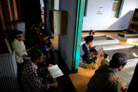 <p>Students read Islamic scriptures at ancestral graves, during the holy month of Ramadan at Lirboyo Islamic boarding school in Kediri, Indonesia, May 18, 2018. (Photo: Beawiharta/Reuters) </p>