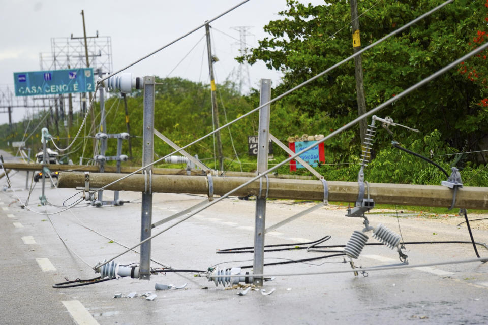 Los fuertes vientos derribaron postes de la electricidad en Tulum, Quintana Roo. (Photo by Elizabeth RUIZ / AFP) (Photo by ELIZABETH RUIZ/AFP via Getty Images)