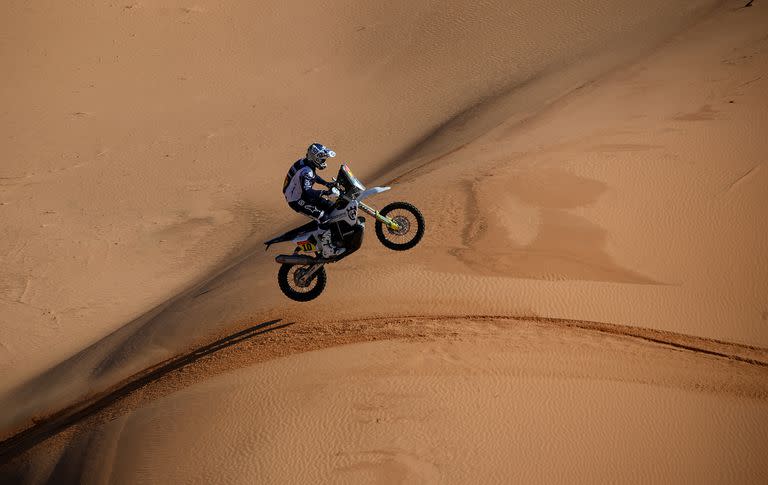 Skyler Howes (Husqvarna) cedió el liderazgo en el clasificador del Rally Dakar; el estadounidense protagonizó una pequeña caída al caer en un salto en una duna