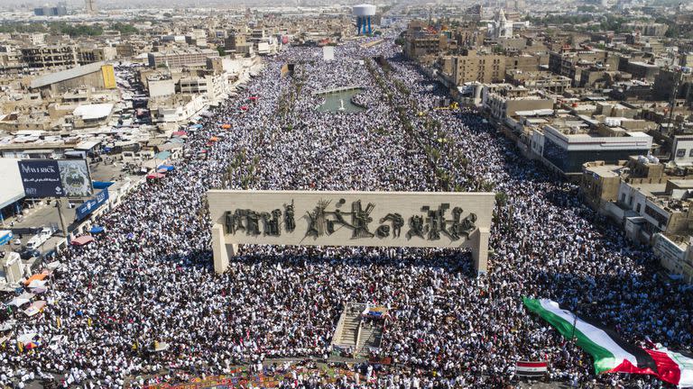 Los iraquíes celebran una gran manifestación en apoyo a los palestinos en la Franja de Gaza el viernes 13 de octubre de 2023, en Bagdad, Irak. 