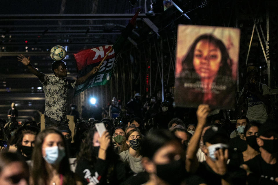 Demonstrators sit on New York's Brooklyn Bridge during one of the many marches in various cities that have spotlighted the police killing of Breonna Taylor in Louisville, Kentucky.  (Photo: Jeenah Moon / Reuters)