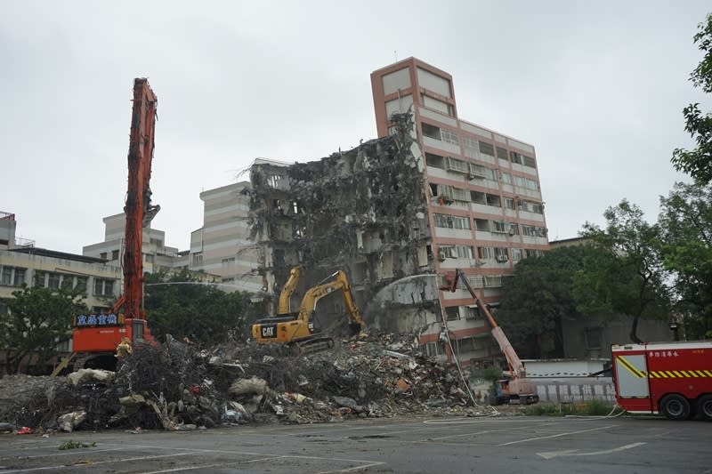 花蓮市統帥大樓23日因餘震傾倒，目前拆除進度接近五成。（中央社）                